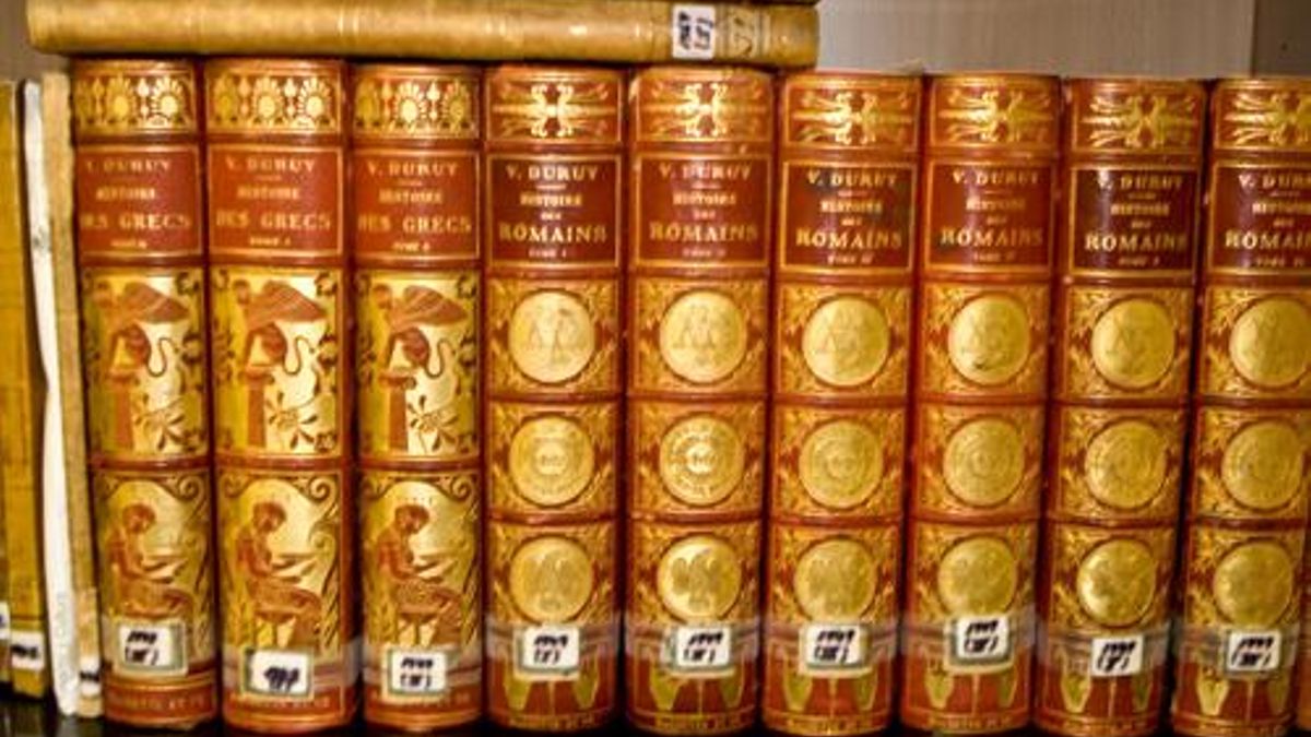 La biblioteca se divide actualmente en tres secciones: Fondo Histórico, Biblioteca General y Biblioteca Escolar