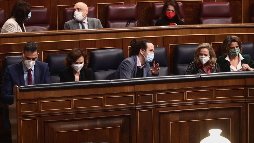 (I-D) El presidente del Gobierno, Pedro Sánchez, la vicepresidenta primera del Gobierno, Carmen Calvo, el vicepresidente, Pablo Iglesias, la  ministra de Asuntos Económicos, Nadia Calviño y la ministra para la Transición Ecológica, Teresa Ribera.