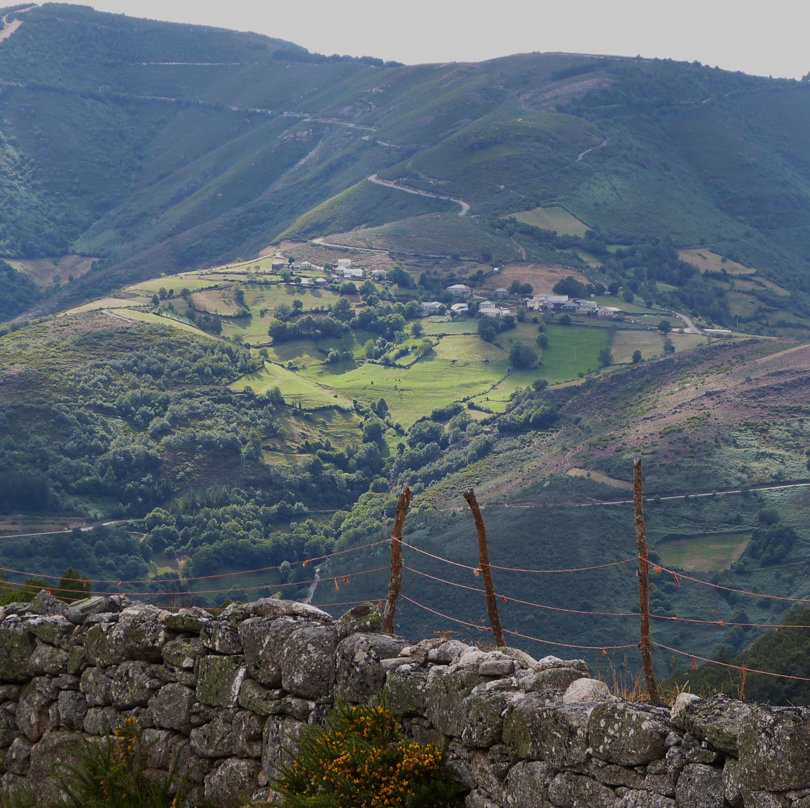 Un ejemplo de organización de los usos del suelo en los paisajes tradicionales, respondía a una lógica de integración y adecuación a las características de cada tipo de terreno, para obtener distintos productos. La fertilidad de la tierra se mantenía  gracias al pastoreo, así como la gestión de los montes.