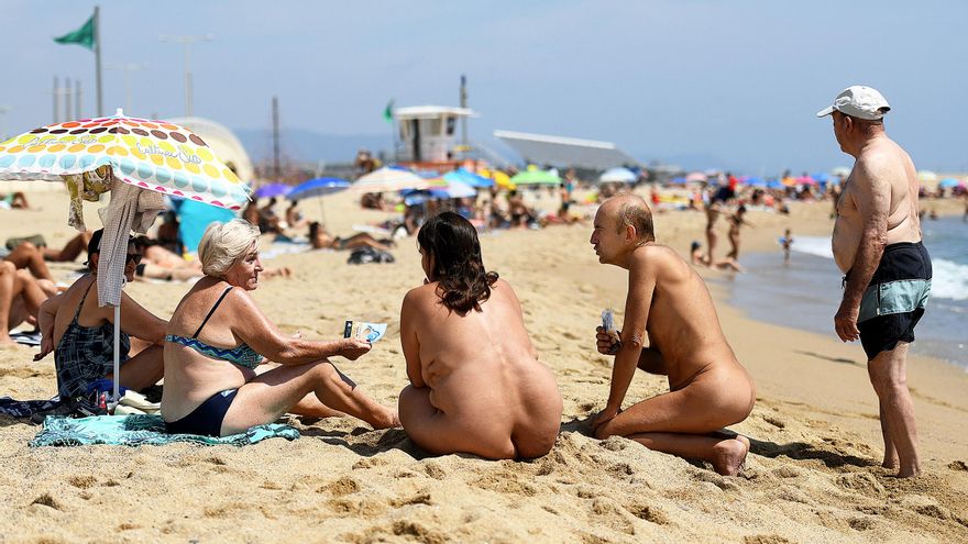El textil coloniza las playas nudistas: “¿Qué hacemos? ¿Os echamos a todos al agua?”