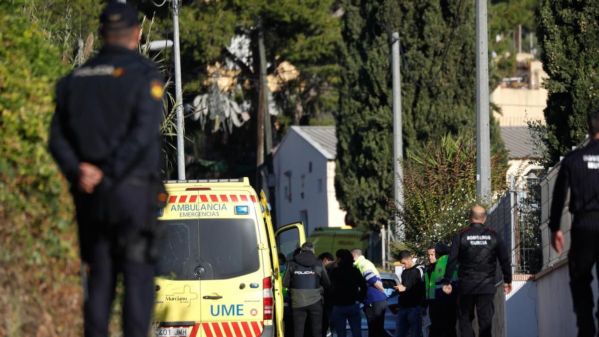 Policía, bomberos y sanitarios en las inmediaciones de la casa donde un hombre se ha atrincherado armado en la pedanía murciana de Cañada Hermosa, a 24 de diciembre de 2022