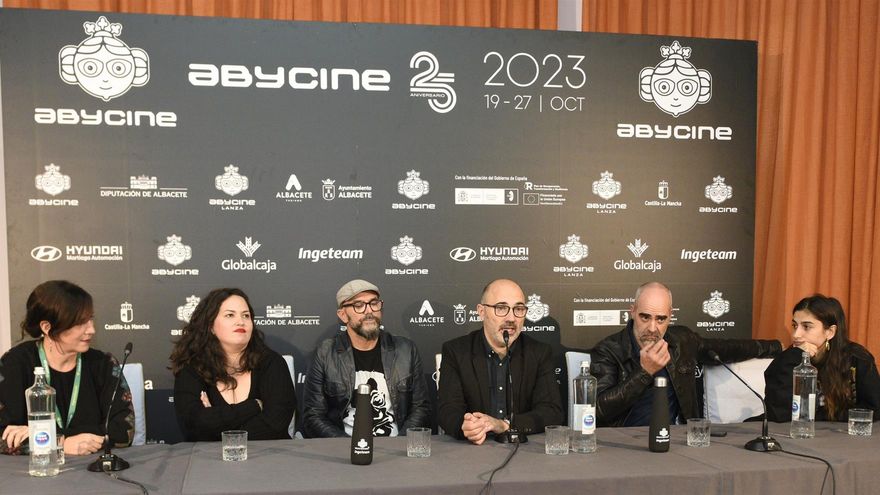 Luis Tosar y Carolina Yuste, "muy felices" por recibir sus premios en Abycine