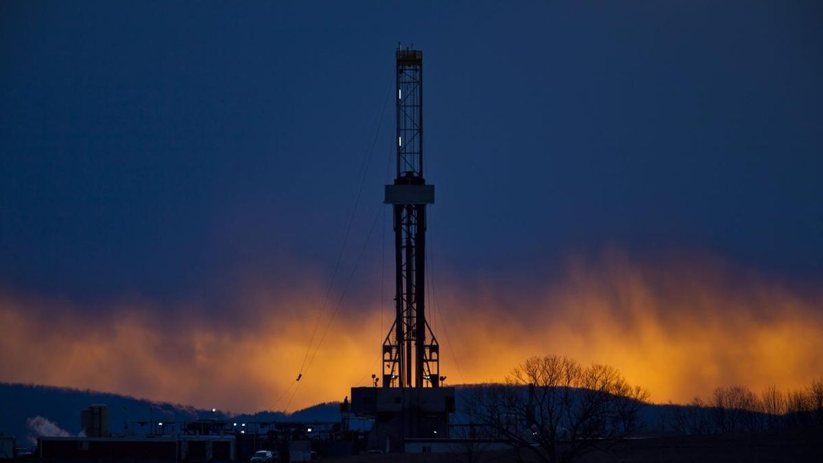 Plataforma de  "fracking" para sacar petróleo en EEUU.