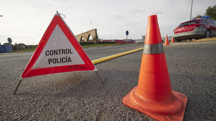 Archivo - Carretera de entrada a la localidad de Peralta controlada por la policía foral, en Navarra (España) a 24 de septiembre de 2020