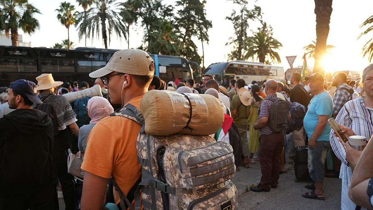 Miles de personas se reúnen en Túnez para apoyar al convoy que ha emprendido el camino hasta el paso fronterizo entre Egipto y Gaza