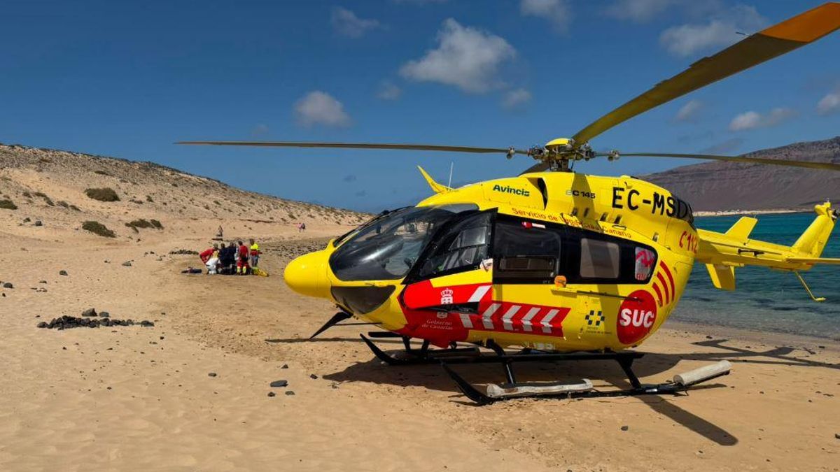 Evacuado en helicóptero un bañista con síntomas de ahogamiento de una playa de La Graciosa