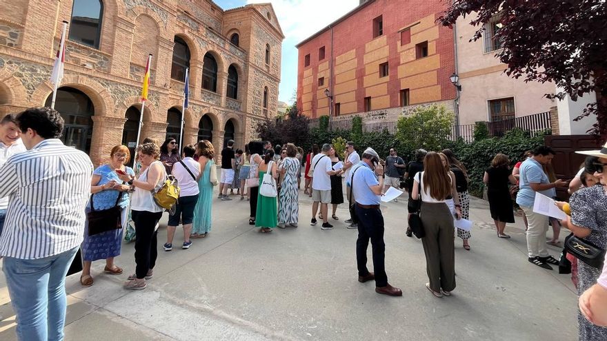 Alumnos y profesores se concentran por "los recortes" en la EOI de Toledo