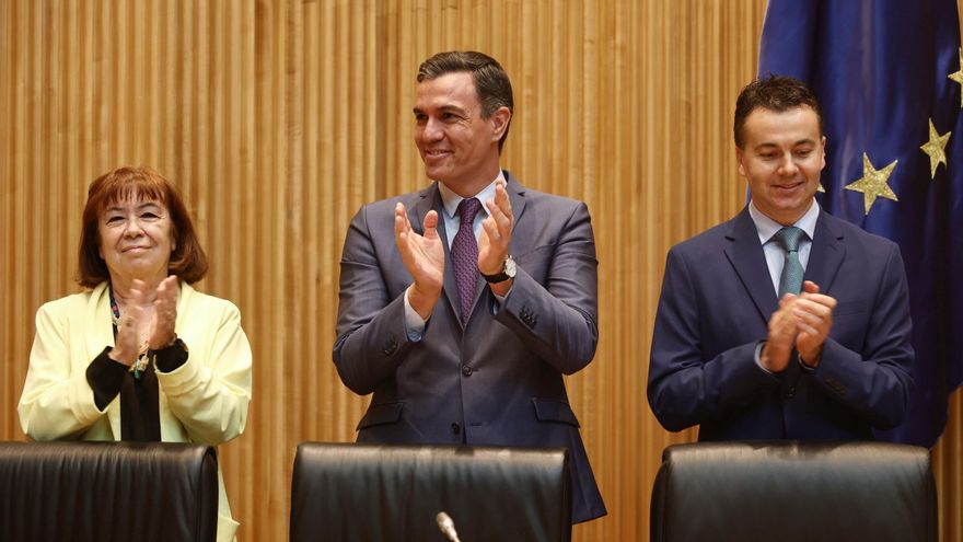 La presidenta del PSOE, Cristina Narbona; el presidente del Gobierno, Pedro Sánchez y el portavoz del PSOE en el Congreso, Héctor Gómez.