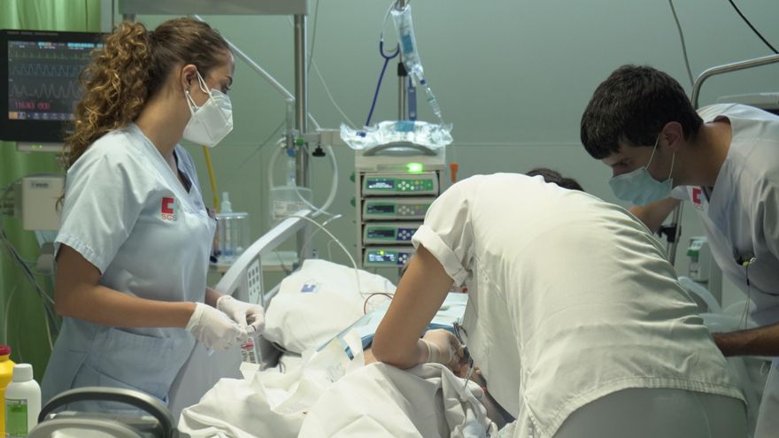 Personal sanitario en la UCI del Hospital de Valdecilla de Santander durante la pandemia de la COVID.