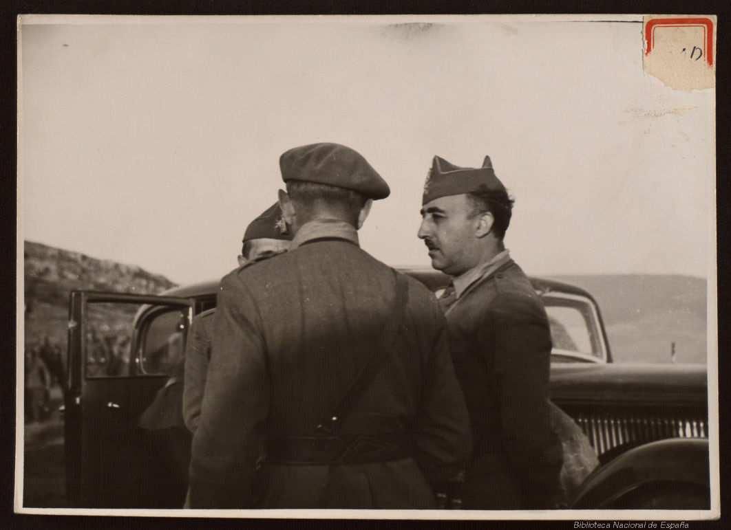 Franco conversa con el coronel Vigón.18 de agosto de 1937. Reinosa.
