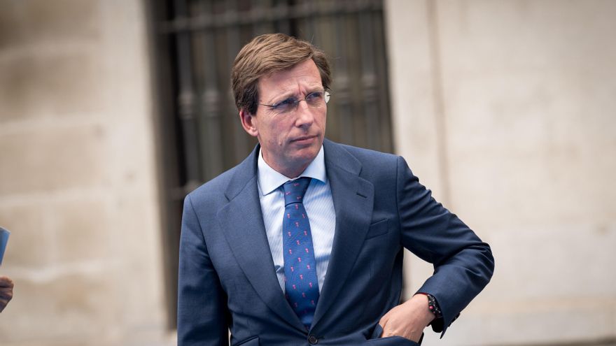 Almeida defiende los carteles del Orgullo que borran las luchas LGTBIQ+: "No pasa nada por poner una copa o tacones"