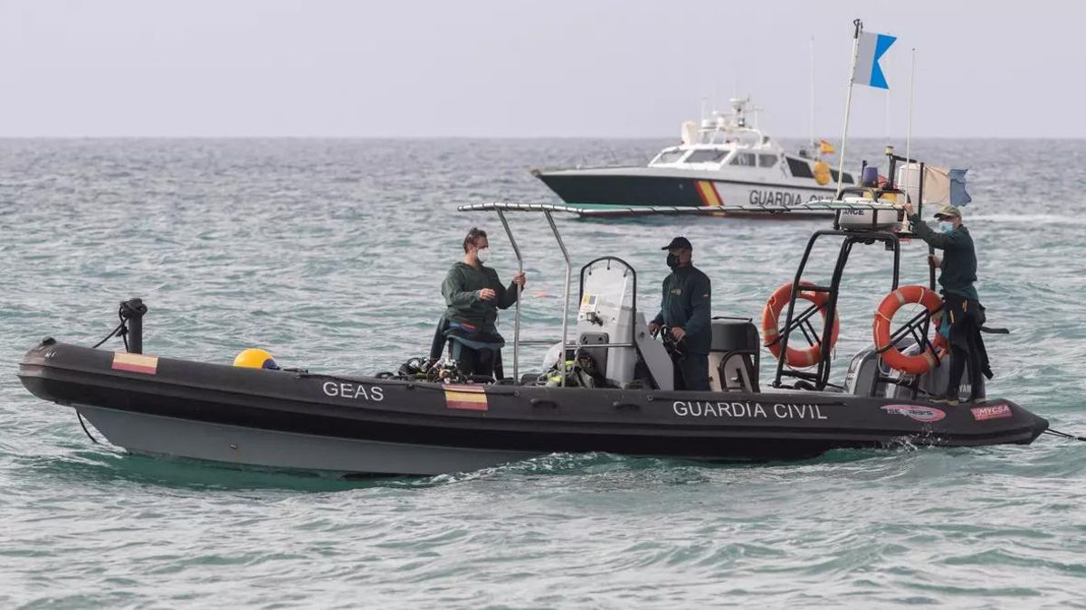 Operativo de la Guardia Civil en las costas de la Región de Murcia para buscar a los desaparecidos por el naufragio de una patera.