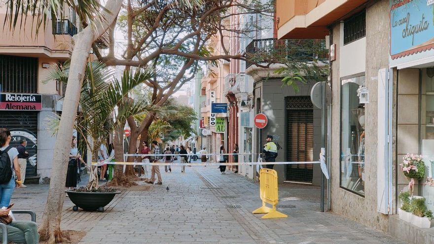 La Policía Local de Santa Cruz de Tenerife precinta una vivienda abandonada en la calle Sabino Berthelot que se ha incendiado en la tarde de este jueves