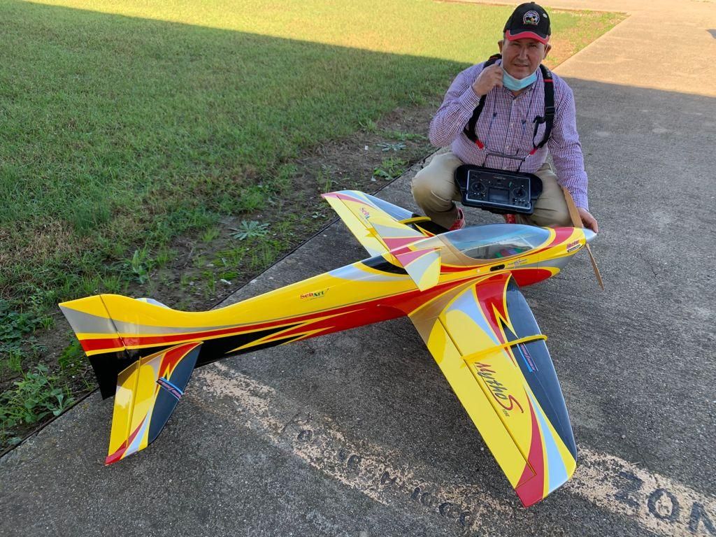 Moya, en la pista del club de aeromodelismo algecireño