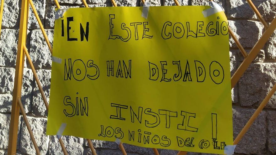 "En este colegio nos han dejado sin insti", reza una de las pancartas situadas en la achada.