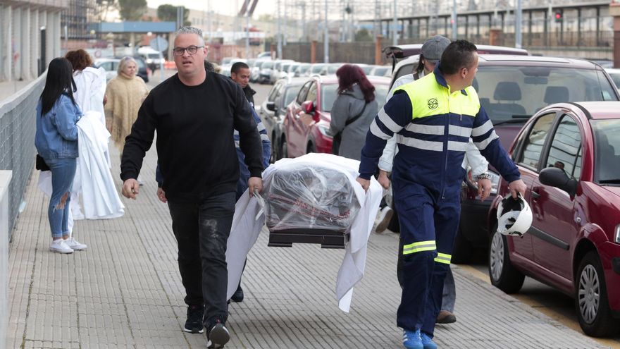Los familiares de los mineros muertos en el accidente de la Vasco llevan un ataúd y 'cuerpos inertes' al cierre del juicio.