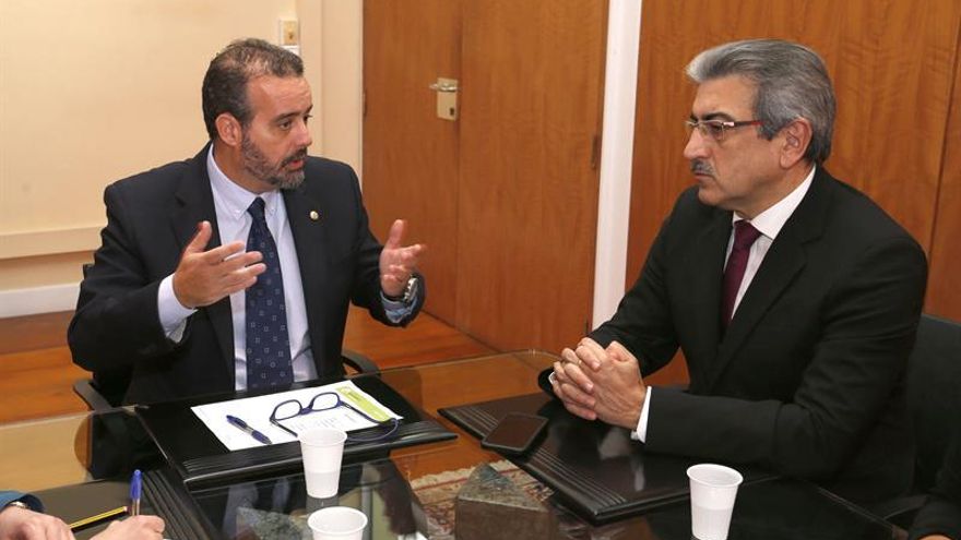 El presidente de Nueva Canarias, Román Rodríguez (d), conversa hoy con el rector de la Universidad de Las Palmas de Gran Canaria, Rafael Robaina.