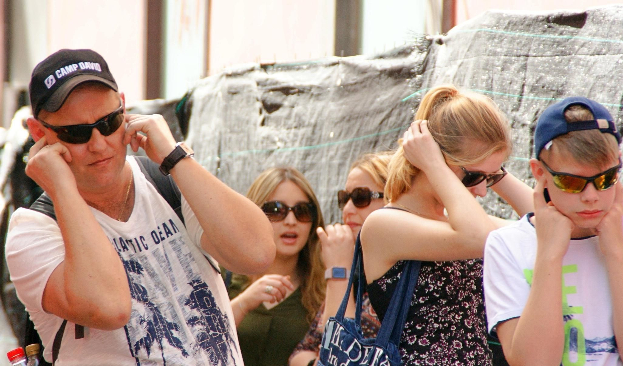 Numerosos turistas se vieron sorprendidos por la ruidosa protesta en las inmediaciones de la plaza de España
