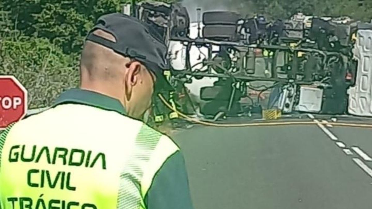 Grave accidente en Asturias: vuelca un camión que transportaba gas desde la A-8 a la N-632
