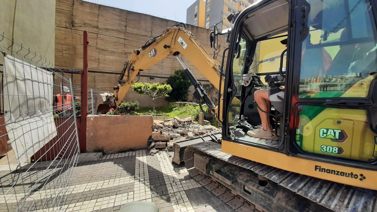 Aparecen nuevas fisuras en el muro que obligó al desalojo de 11 personas de un edificio en Las Palmas de Gran Canaria