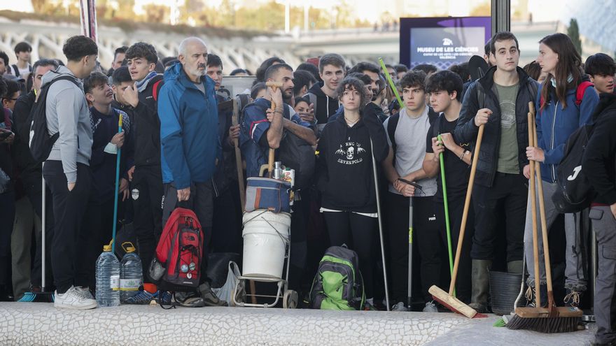 Miles de personas se han acercado este sábado hasta la Ciudad de las Artes y las Ciencias para presentarse como voluntarios para ayudar en las labores de reconstrucción.