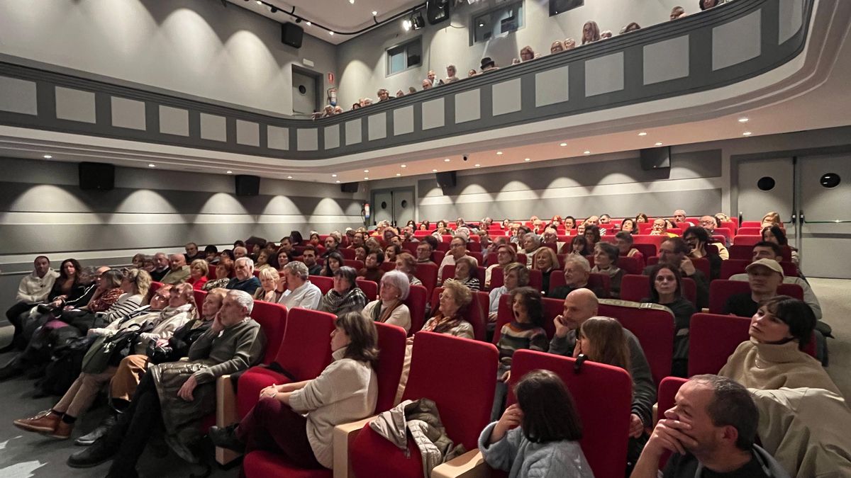 Personas adultas y mayores asisten a un evento cultural en la Filmoteca de Santander.