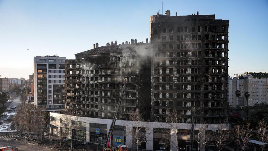 Vista de los edificios siniestrados en el fulminante incendio de este jueves en Valencia.