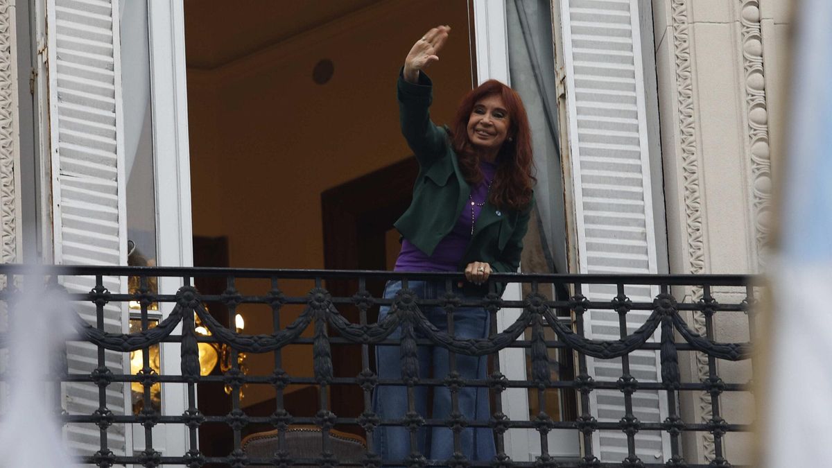 Militantes y dirigentes acompañaron a Cristina Fernández de Kirchner al cumplirse un año de su condena