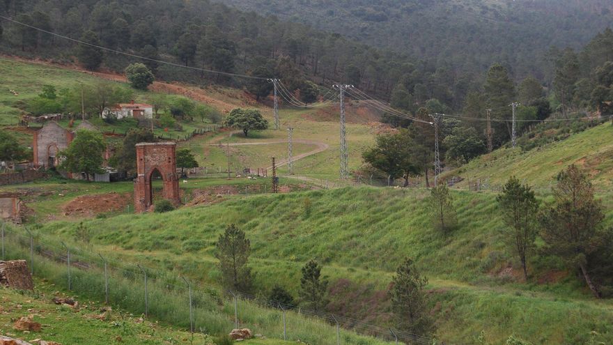 La aldea casi incomunicada y pegada a un latifundio de la nobleza británica en Ciudad Real: “Nos tratan como un estorbo”