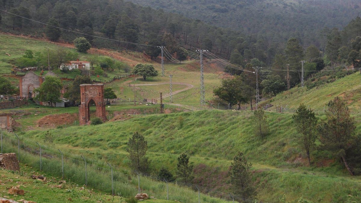 La aldea casi incomunicada y pegada a un latifundio de la nobleza británica en Ciudad Real: “Nos tratan como un estorbo”