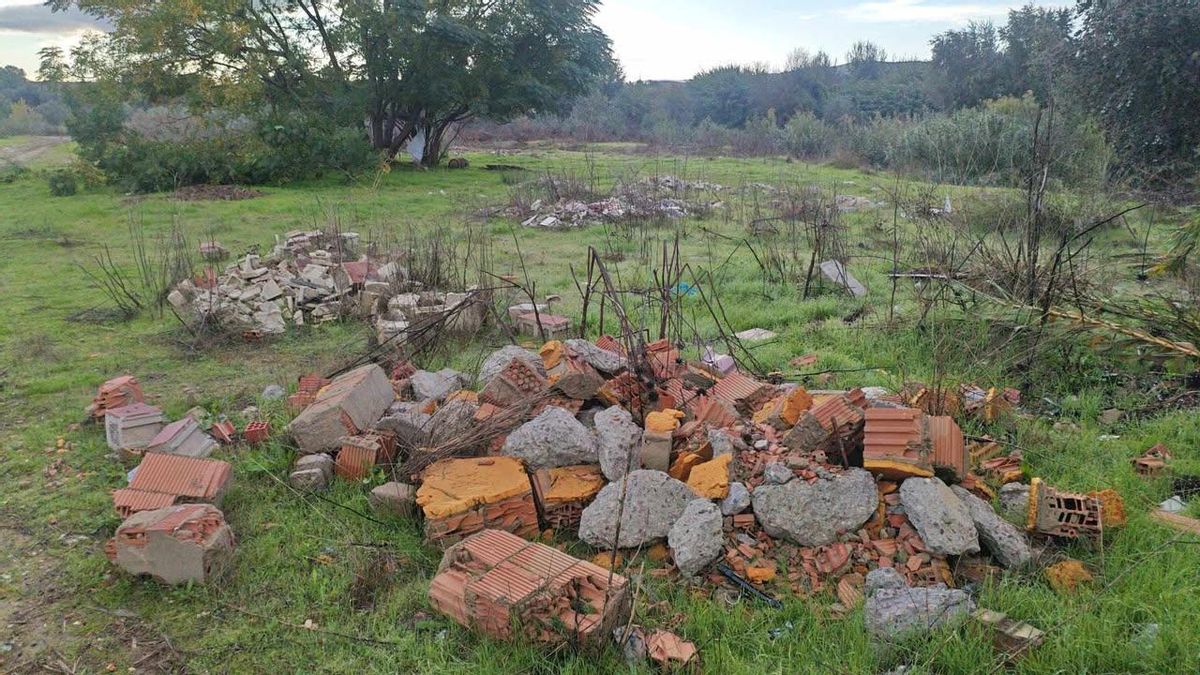 Escombros en el río Guadalquivir