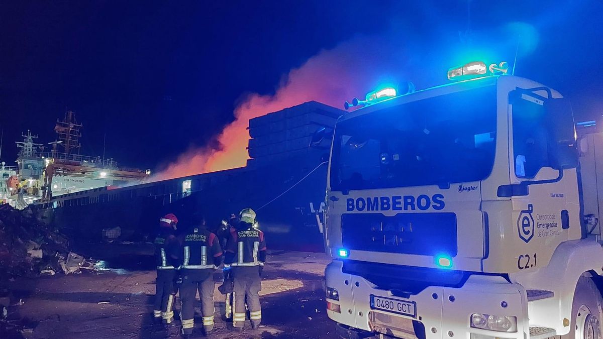 Imagen de los bomberos de Gran Canaria trabajando este pasado lunes por la noche en las labores de extinción del incendio en un buque en el Puerto de Arinaga, en el municipio grancanario de Agüimes.