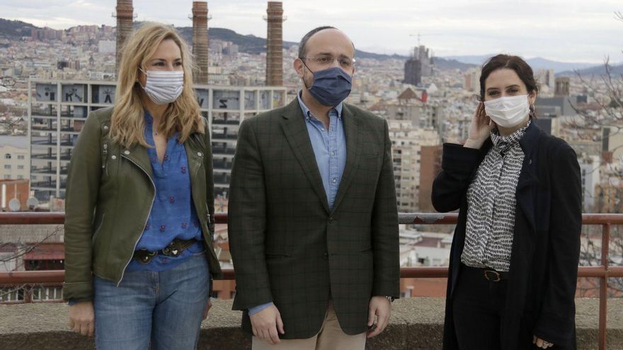 La vicesecretaria de organización del PP, Ana Beltrán; el candidato al 14F, Alejandro Fernández; y la presidenta de Madrid, Isabel Díaz Ayuso, en Barcelona A