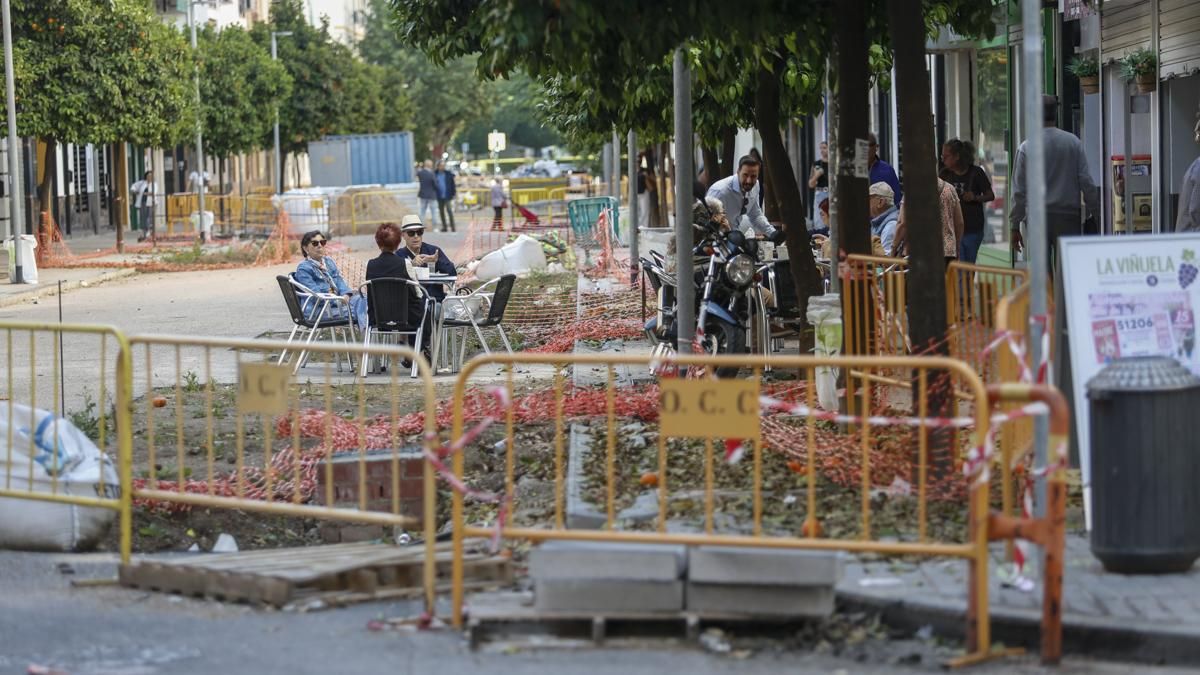 El "calvario" de los comerciantes de La Viñuela ante una peatonalización parada, que se anunció hace seis años
