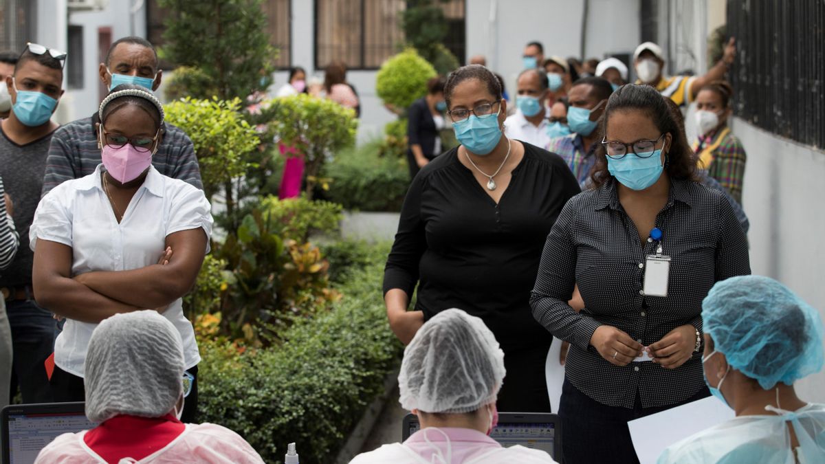 Empleados que trabajan en la sede del Ministerio de Salud se registran con personal médico para practicarse la prueba para coronavirus hoy, en Santo Domingo (República Dominicana). EFE/ Orlando Barría