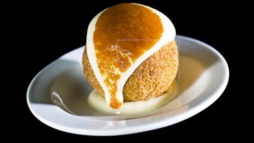 Una mezcla entre las bravas y la croqueta: el bar histórico de Barcelona donde nació 'la bomba'