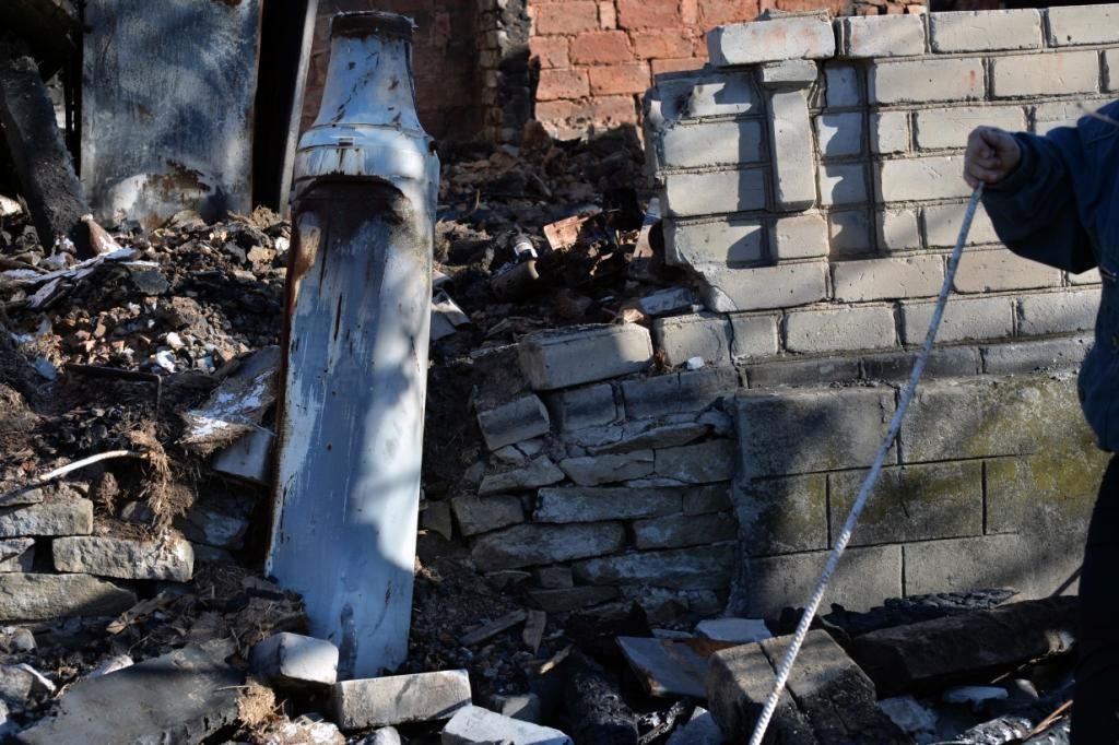 "Una de nuestras vecinas falleció en el bombardeo ", dice Galina. "Su propia hija fue testigo de su muerte cuando el proyectil alcanzó su vivienda. Justo en la vivienda vecina a la nuestra cayeron cinco proyectiles en su patio. En los patios quedan todavía bombas sin explotar. El ejército dice que no vendrán a  desactivarlas hasta que la guerra haya terminado". Fotografía: Julie Rémy / MSF