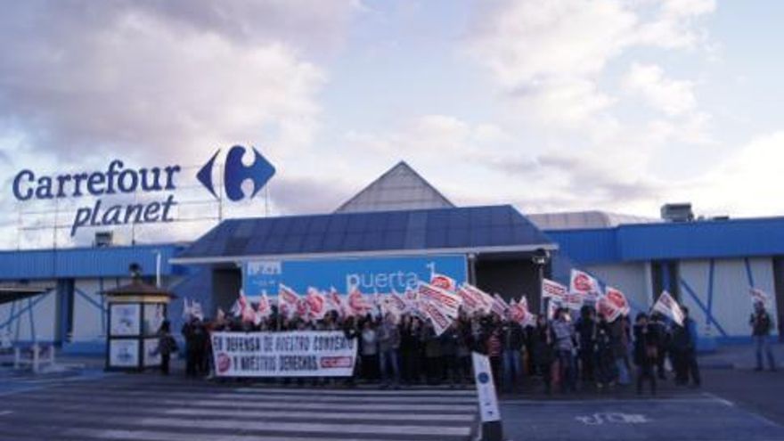 Carrefour ha acogido una protesta contra el nuevo convenio colectivo de la gran distribución.