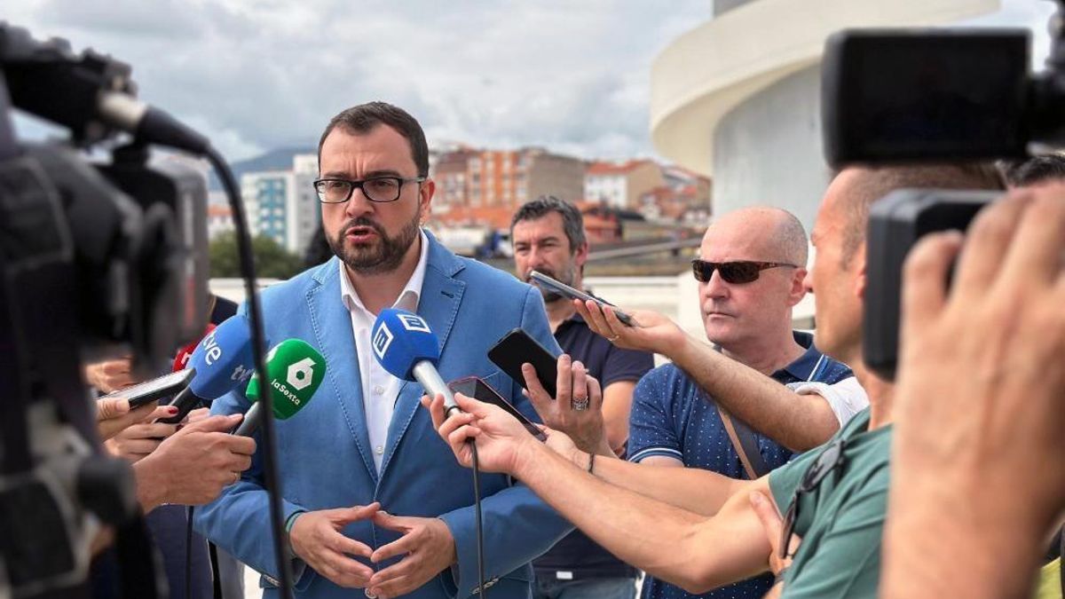 El presidente del Principado, Adrián Barbón, en Avilés.