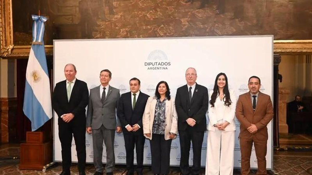 El gobernador misionero Hugo Passalacqua y los miembros del bloque Argentina Federal en Diputados.