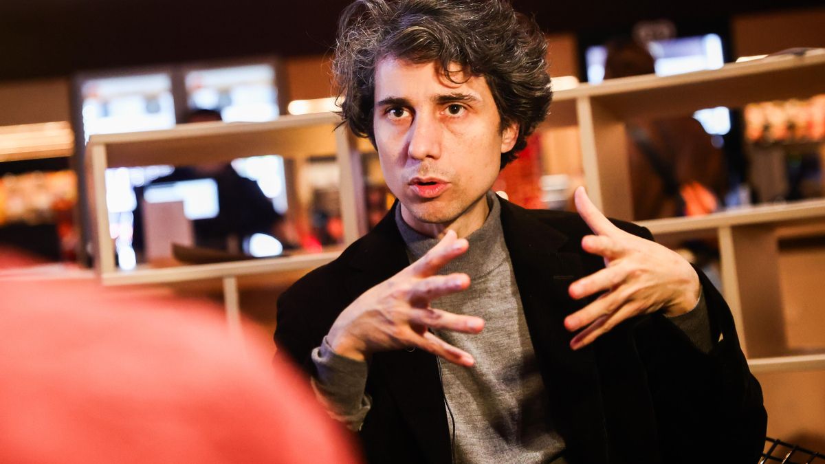 El director Jonás Trueba en París.