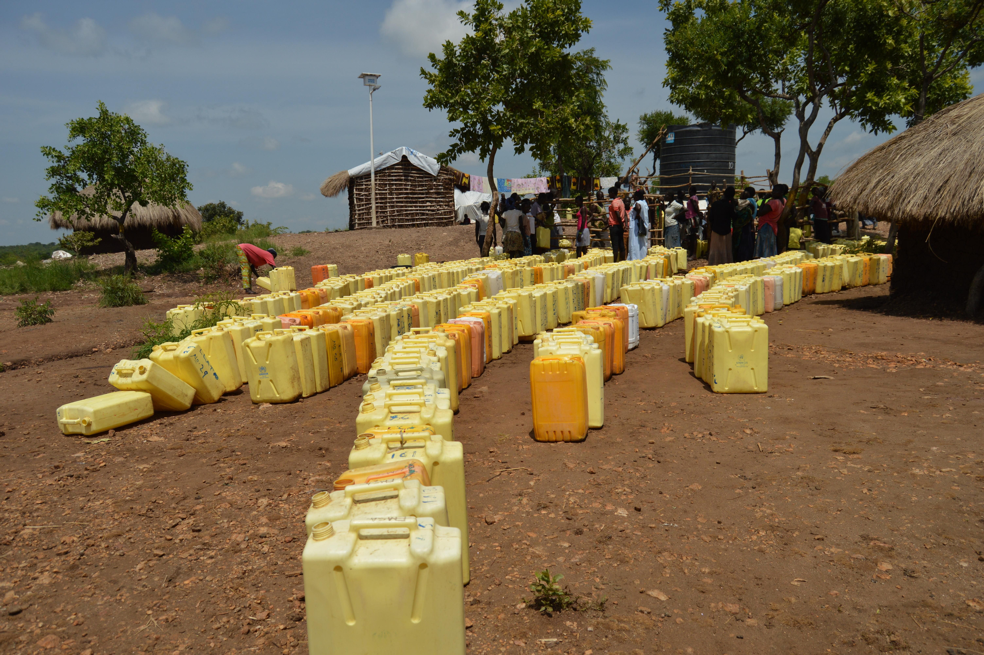 "Satisfacer las necesidades de agua de los refugiados del sur de Sudán en el norte de Uganda es, y seguirá siendo, un desafío enorme", dice Matt Arnold, asesor de agua y saneamiento de MSF. "Costosas tuberías podrían ser la única solución viable. No debemos subestimar la escala de lo que se necesita lograr por parte de los involucrados en estos proyectos. Si se piensa que el agua subterránea es una solución a la cuestión del suministro, la agencia coordinadora debe invertir fuertemente en un apoyo profesional adecuadamente calificado, como los hidrogeólogos, para asegurar que se implementen sistemas sostenibles, bien diseñados y monitoreados ". Fotografía: Yuna Cho/MSF