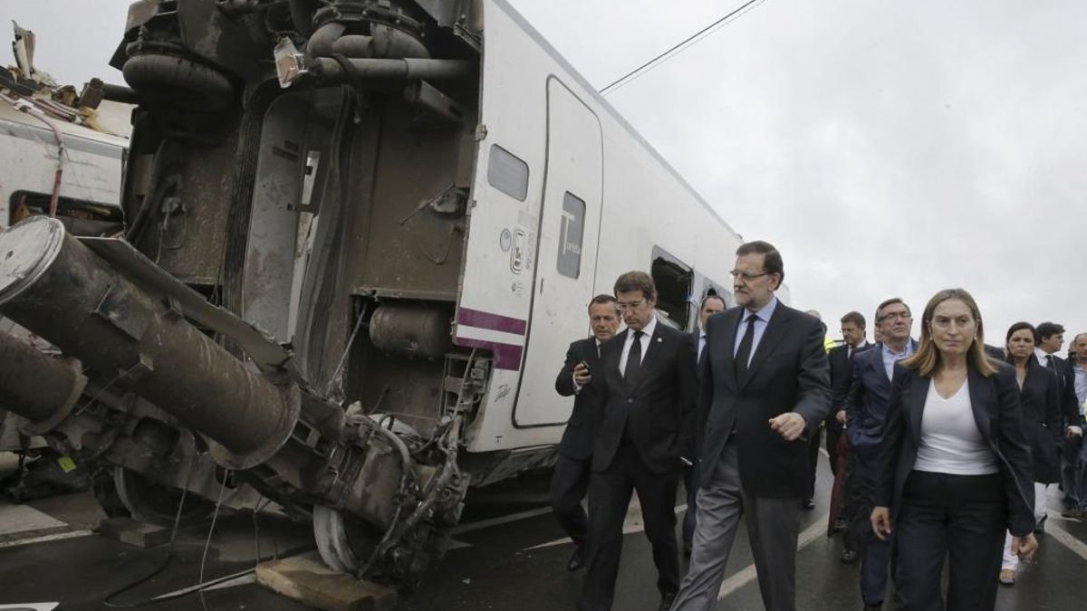 El entonces presidente del Gobierno, Mariano Rajoy, y el que era presidente de la Xunta, Alberto Núñez Feijóo, encabezan una visita al lugar del accidente del Alvia que descarriló el 24 de julio de 2013 en Angrois.