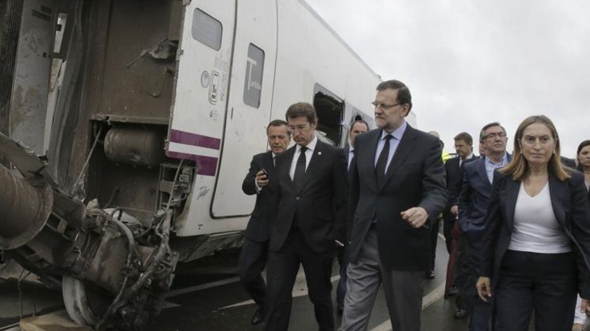 El entonces presidente del Gobierno, Mariano Rajoy, y el que era en aquel momento presidente de la Xunta, Alberto Núñez Feijóo, encabezan una visita al lugar del accidente del Alvia que descarriló el 24 de julio de 2013 en Angrois.