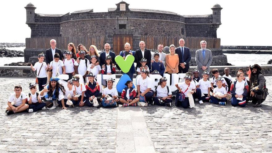 Foto de familia tras la presentación de la cita de este martes, en el Castillo Negro