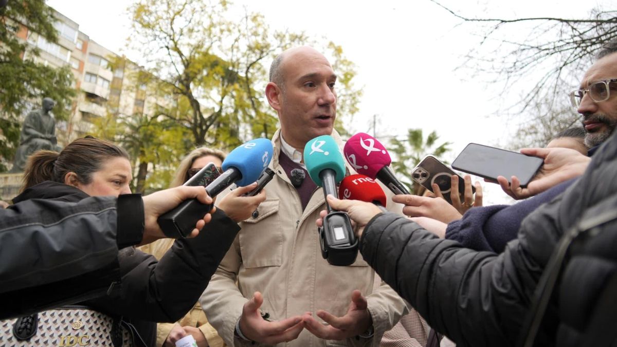 El PP de Extremadura urge a formar Gobierno "cuanto antes" pero evita poner fecha al pacto con Vox