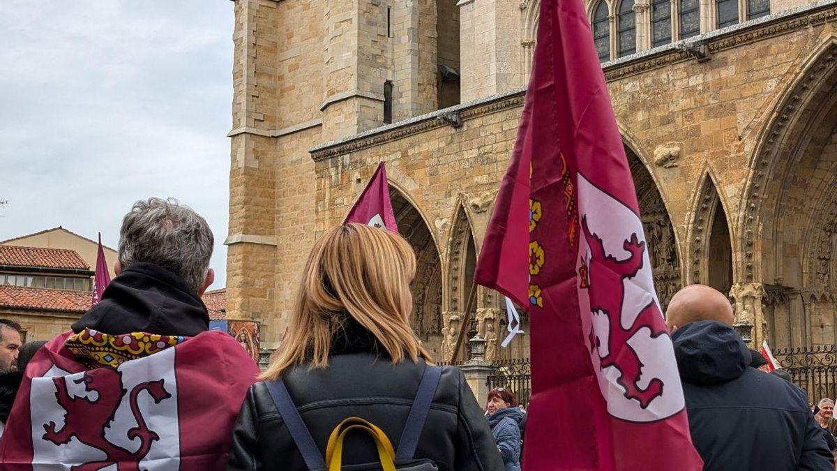 Banderas leonesas en una manifestación frente a la Catedral de León