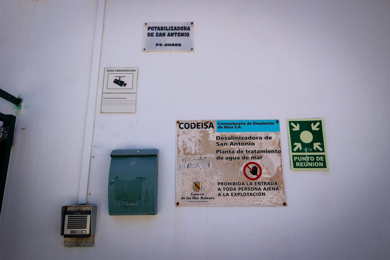 Entrada de la dessaladora de Sant Antoni: va entrar en funcionament el 1990 i va ser la segona que es va construir a Eivissa