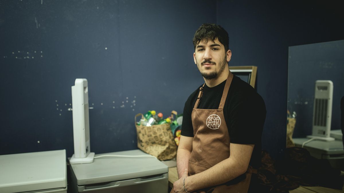 Rojbin  camarero en Potsdam, de 21 años y ascendencia kurda.