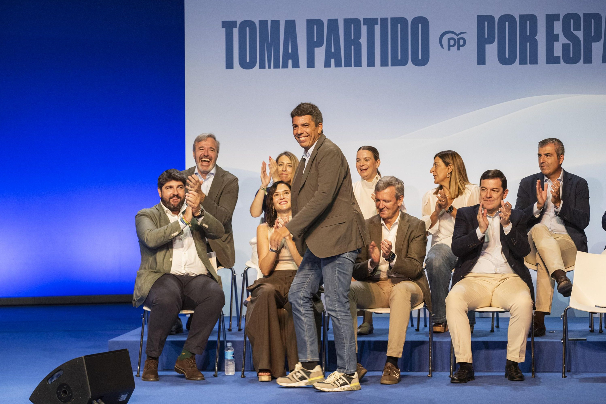 The Valencian president, applauded by his regional colleagues, during the recent meeting of barons with Feijóo in Murcia.